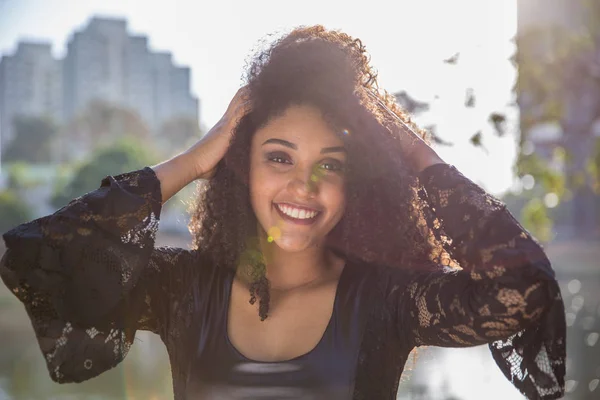 Retrato Sorrindo Jovem Mulher Negra — Fotografia de Stock