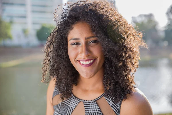 Retrato Una Joven Negra Sonriente —  Fotos de Stock