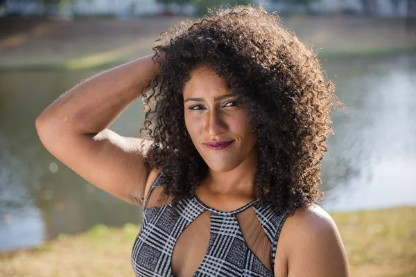 Retrato Sorrindo Jovem Mulher Negra — Fotografia de Stock