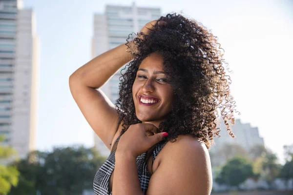 Retrato Sorrindo Jovem Mulher Negra — Fotografia de Stock