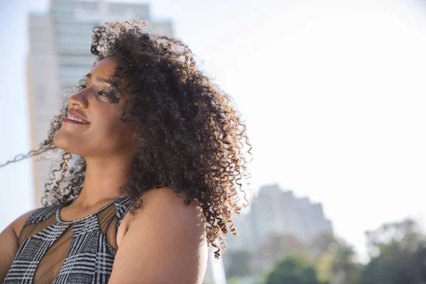 Portrait Jeune Femme Noire Souriante — Photo