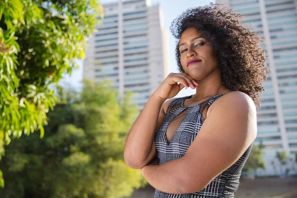 Retrato Sorrindo Jovem Mulher Negra — Fotografia de Stock