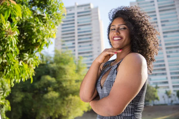 Portrait Jeune Femme Noire Souriante — Photo