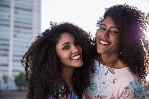 Dwie Młode Dziewczyny Afro Mając Razem Zabawa Radość Pozytywne Miłość — Zdjęcie stockowe