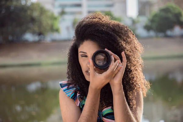 Femme Noire Tenant Une Caméra Len Dehors — Photo