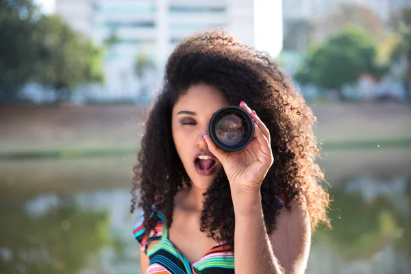 Femme Noire Tenant Une Caméra Len Dehors — Photo