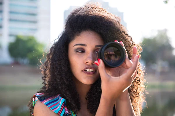 Черная Женщина Фотоаппаратом Улице — стоковое фото