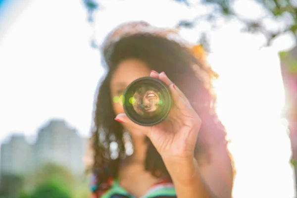 外カメラのレンを保持している黒人女性 — ストック写真