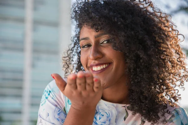 Retrato Sorrindo Jovem Mulher Negra — Fotografia de Stock