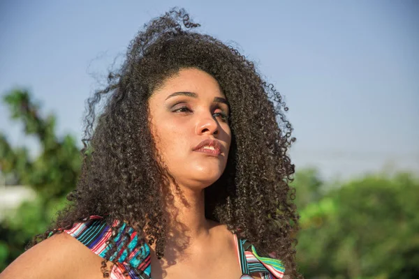 Retrato Sorrindo Jovem Mulher Negra — Fotografia de Stock