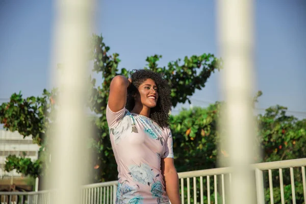 Retrato Sorrindo Jovem Mulher Negra — Fotografia de Stock