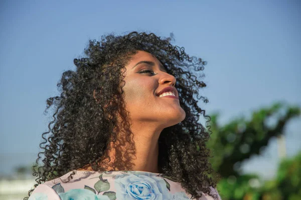 Retrato Sorrindo Jovem Mulher Negra — Fotografia de Stock