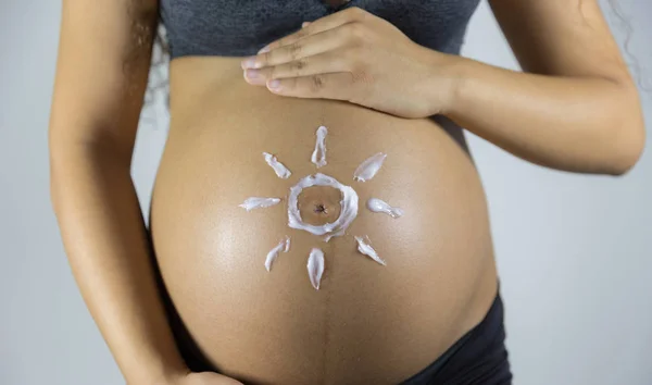 Hamile Kadın Ile Karın Üzerinde Krem Güneş Zole Beyaz Arka — Stok fotoğraf
