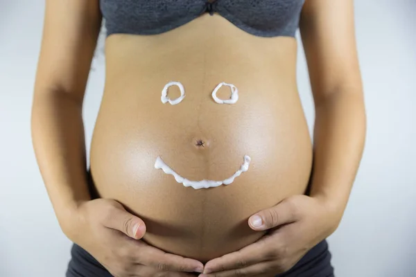 Embarazo Cuidado Piel Vientre Mujer Embarazada Sonrisa Crema Hidratante Para Imágenes de stock libres de derechos