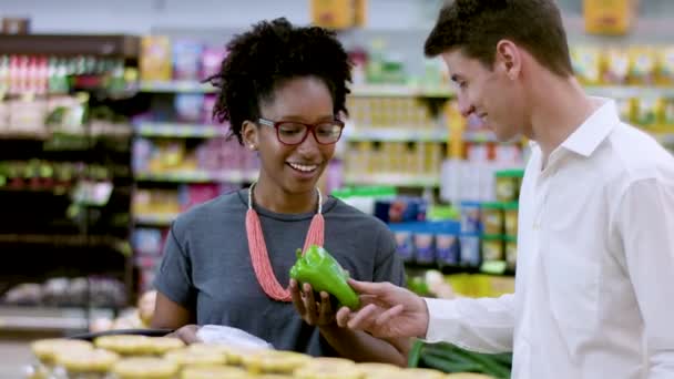 Junges Paar Kauft Gemüse Supermarkt Ein — Stockvideo