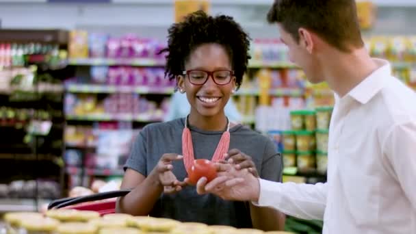 若いカップル ショッピングはスーパーで野菜 — ストック動画