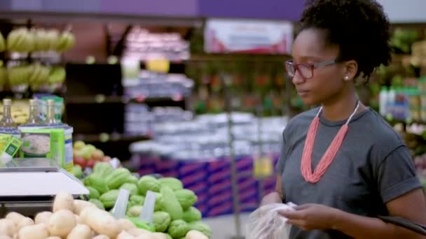 Mooie Zwarte Jonge Vrouw Kopen Van Aardappelen Markt — Stockvideo