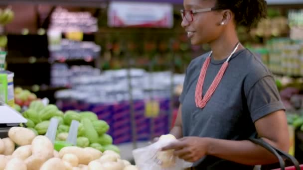 Mooie Zwarte Jonge Vrouw Kopen Van Aardappelen Markt — Stockvideo