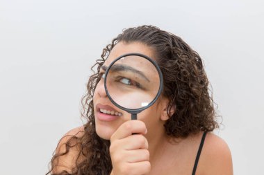 Kız onu kaş kıllar Büyüteç tarafından. Kaş bakım kavramı