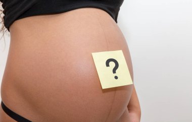 Karın hamile kadının genç bir beyaz etiket ve bir soru üzerine (erkek veya kız kavramı ile)