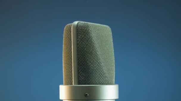 Microfone Estúdio Condensador Vocal Girando Fundo Escuro — Vídeo de Stock