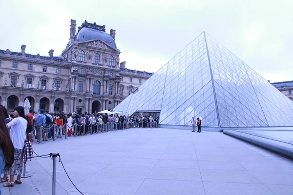 Emberek Sorbaállítása Vagy Sorakozó Hogy Adja Meg Louvre Múzeum Párizs Jogdíjmentes Stock Képek