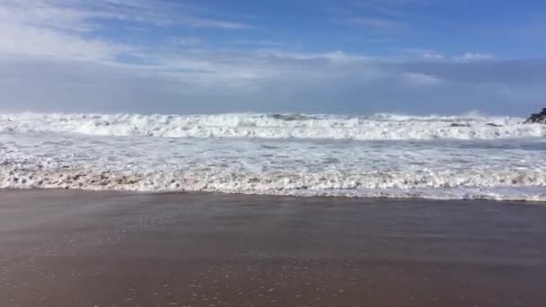 Hermoso Mar Surf Las Olas Lentamente Rodar Orilla Tiempo Soleado — Vídeos de Stock