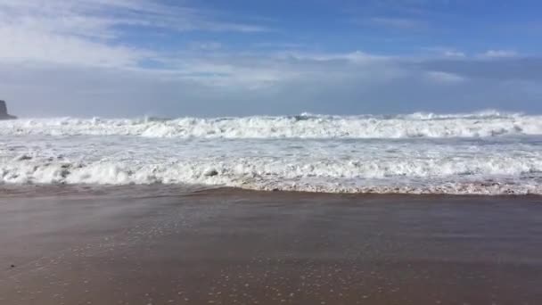 Cameraman Que Faz Exame Seascape Foge Das Ondas — Vídeo de Stock