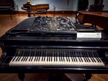 elinde bir kütüğü olan bir adamın antik heykeli