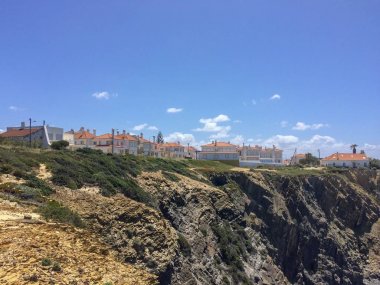 deniz kenarında küçük bir kasaba, birçok küçük bulutlar, ıssız bir yer, turistik bir yer