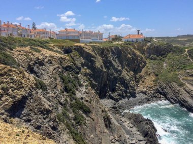 deniz kenarında küçük bir kasaba, birçok küçük bulutlar, ıssız bir yer, turistik bir yer