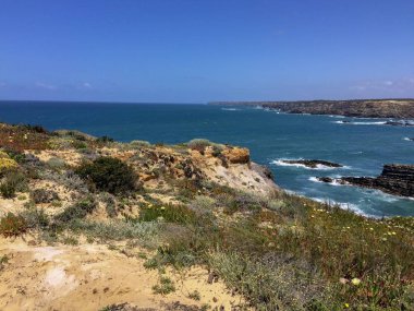 deniz manzaraları, deniz manzarası, kayalar ve Atlantik Okyanusu dalgaları, denizin üst görünümü, sıcak güneşli gün