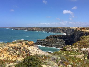 deniz manzaraları, deniz manzarası, kayalar ve Atlantik Okyanusu dalgaları, denizin üst görünümü, sıcak güneşli gün