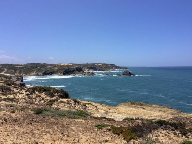 deniz manzaraları, deniz manzarası, kayalar ve Atlantik Okyanusu dalgaları, denizin üst görünümü, sıcak güneşli gün