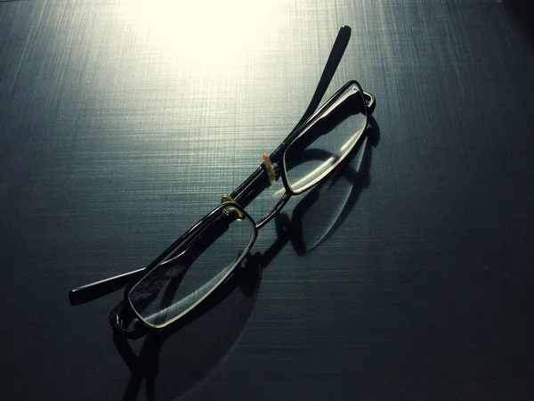 Okulary Ciemnym Tle Cień Obręczy Materiał Metaliczny — Zdjęcie stockowe