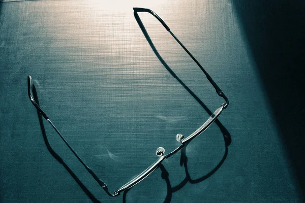 暗い背景にメガネ 縁の影 金属材料 — ストック写真