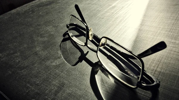 koyu arka planda gözlük, jant gölge, Metalik malzeme