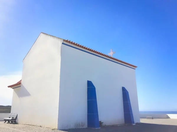 Malý Bílý Kostel Portugalsku Slunečného Dne Modrá Obloha Kombinace Bílých — Stock fotografie