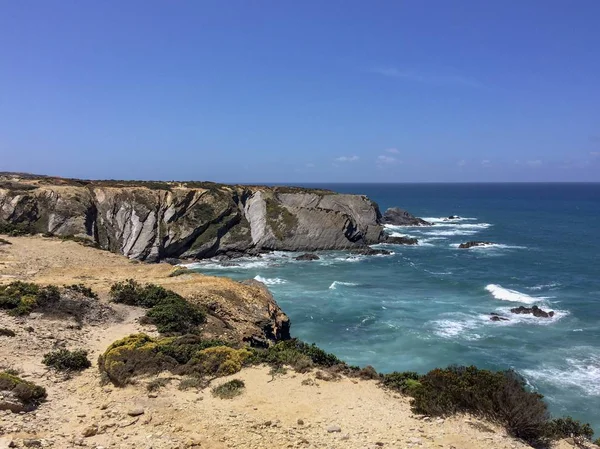 deniz manzaraları, deniz manzarası, kayalar ve Atlantik Okyanusu dalgaları, denizin üst görünümü, sıcak güneşli gün