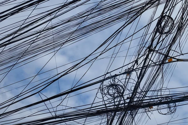 Twisted Power Lines Bewolkt Hemel Als Achtergrond Toning — Stockfoto