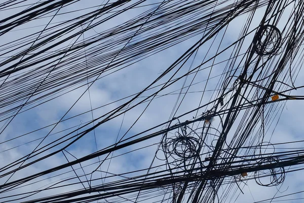 Linhas Energia Torcidas Céu Nublado Como Fundo Tonificação — Fotografia de Stock