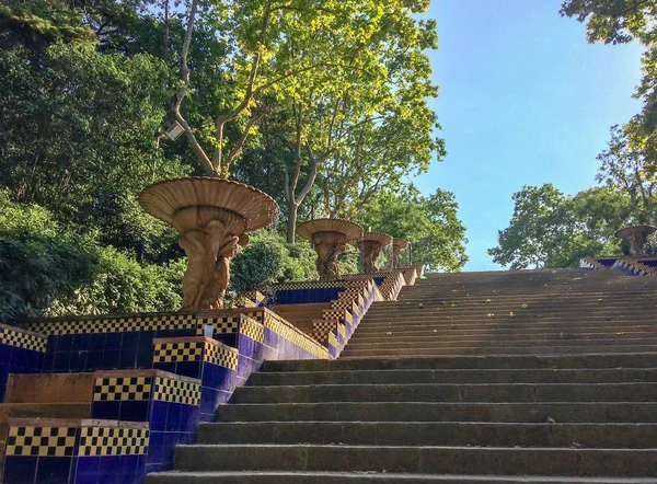 merdiven lider yukarı, merdiven önde, yol boyunca çeşmeler, güneşli yaz günü, Seramik kiremit desen