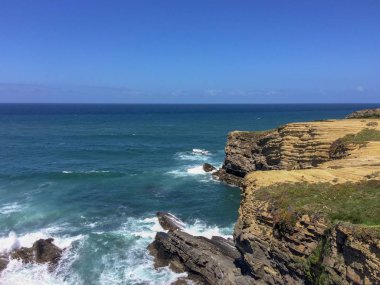 deniz manzarası, deniz kayalıkları, dik kayalıklar, sıcak güneşli gün, açık mavi gökyüzü, Atlantik Okyanusu 'nun suları