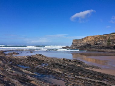 okyanusta kayalar, deniz manzarası, güzel kumlu plaj, açık mavi gökyüzü, güneşli hava