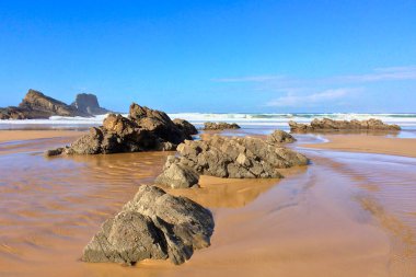 okyanusta kayalar, deniz manzarası, güzel kumlu plaj, açık mavi gökyüzü, güneşli hava