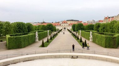 Avusturya, Viyana, 15/04/2017 kişi ve heykeller parkta, insanlar yürüyüş, birçok ağaç ve çalılar parkta, arka planda birçok binalar
