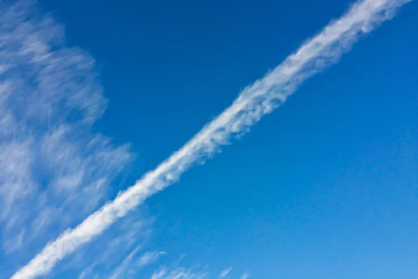 Стежка Літака Блакитному Небі Красиві Хмари Блакитне Небо Дивовижне Небо — стокове фото