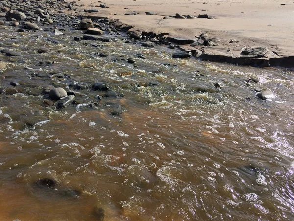 Córrego Com Águas Lamacentas Fluxo Rápido Costa Arenosa — Fotografia de Stock