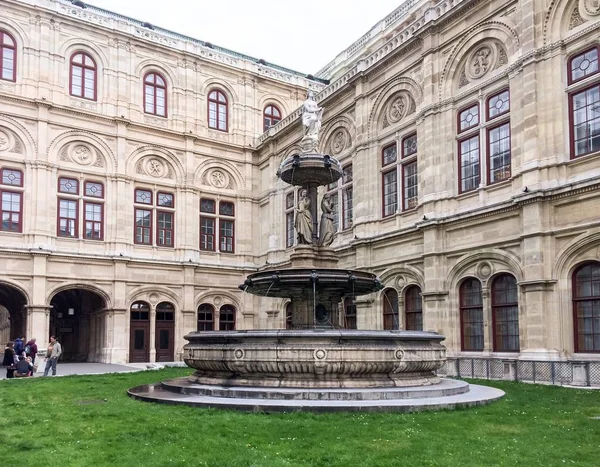 Österreich Wien 2017 Opernhaus Brunnen Mit Skulpturen Menschen Der Nähe — Stockfoto