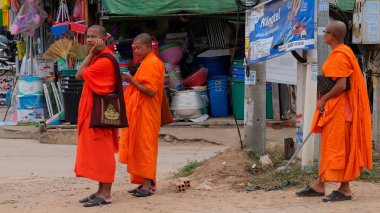 Kamboçya, Siem Reap 12/08/2018 çeşitli Budist keşiş turuncu bornozları bir şehir Caddesi üzerinde stand